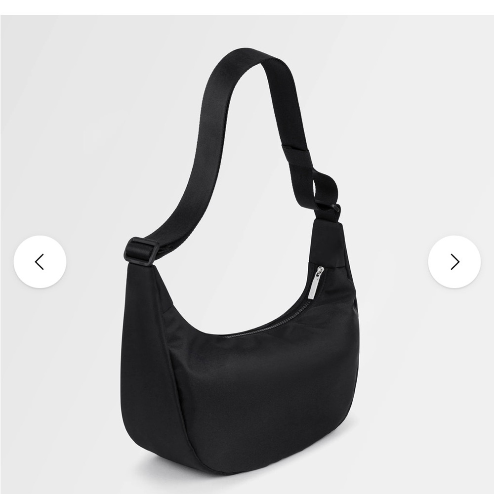 Fablou London Luna bag
Black Crescent Shoulder Bag with Minimalist Design